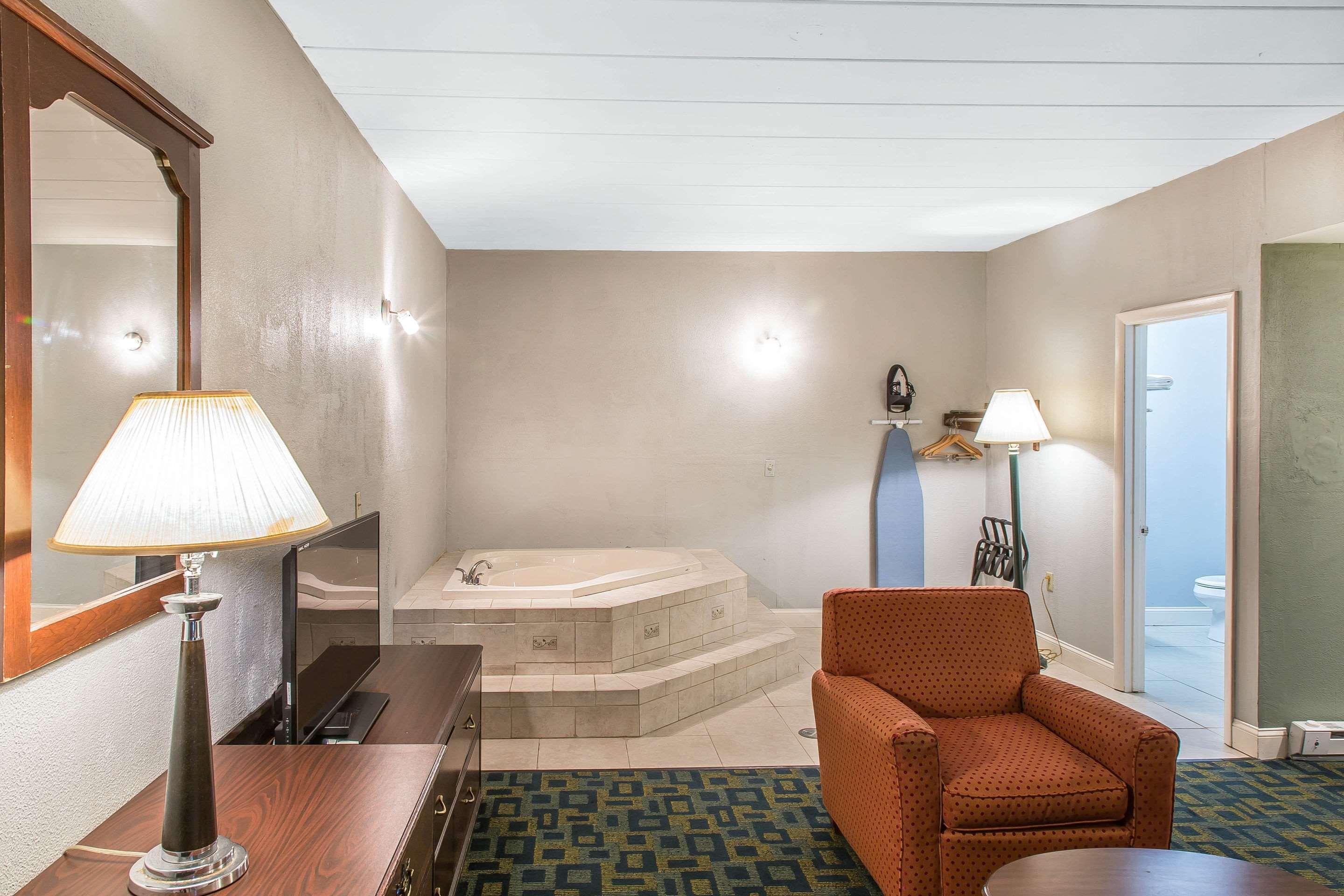 Econo Lodge Cranston - Providence Extérieur photo
